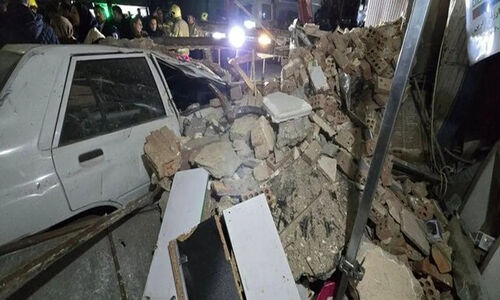 نجات معجزه‌آسا ۴ نفر از زیر آوار ریزش ساختمان سه‌طبقه در یافت آباد