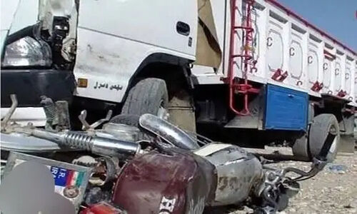 تصادف دلخراش تریلی و موتور در ایرانشهر؛ ۲ نفر جان باختند