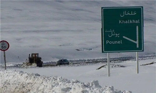 محور پونل–خلخال در برف سنگین مسدود شد؛ تنها راه اسالم به خلخال باز است!