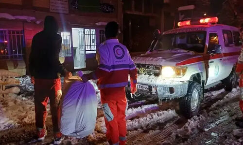 امدادرسانی فوری هلال‌احمر فریمان به گرفتارشدگان در کولاک سنگین برف
