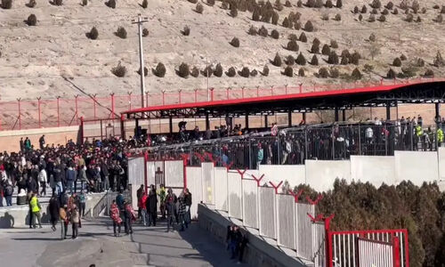 شلوغی غیرمنتظره در ورزشگاه یادگار امام؛ ورود بدون بلیت ممنوع اما جمعیت همچنان افزایش می‌یابد!