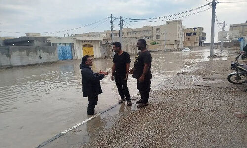 بارش سیل‌آسا در بندر جاسک؛ خیابان‌ها زیر آب رفتند!