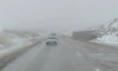 بارش برف و باران در ۳۴ محور فارس؛ جاده‌ها لغزنده و خطرناک شدند!