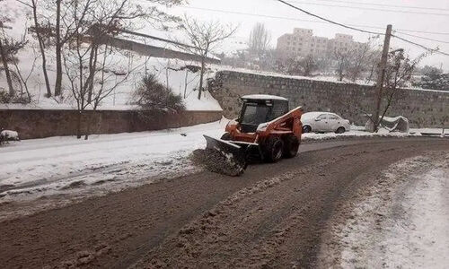 تلاش بی‌وقفه نیروهای برف‌روبی برای بازگشایی معابر سخت‌گذر شمال تهران!