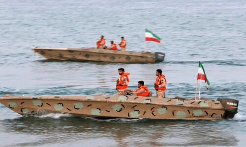 نجات معجزه‌آسای ۶ گردشگر گرفتار در طوفان سهمگین دریایی هرمز توسط مرزبانان شجاع بندرعباس