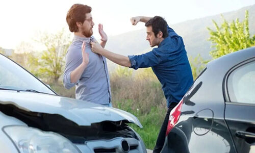 درگیری عجیب راننده اتوبوس با خودروی شخصی در خیابان‌های برزیل به پایان رسید!