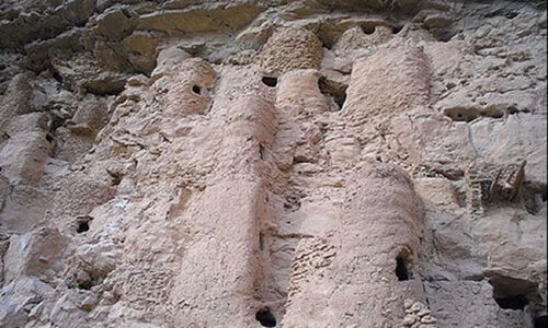 کشف انبارهای گندم ۸۰۰ ساله در دل صخره‌های عجیب روستای زید ایلام!