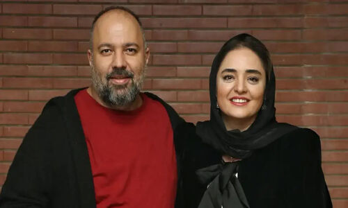 نرگس محمدی با استایل کلاسیک در تماشاخانه؛ علی اوجی و دست شکسته‌اش سوژه شد!