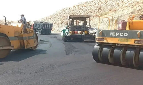 توقف‌ناپذیر! آسفالت ۸۰ کیلومتر راه روستایی در محور سردسیر سقز-مریوان ادامه دارد