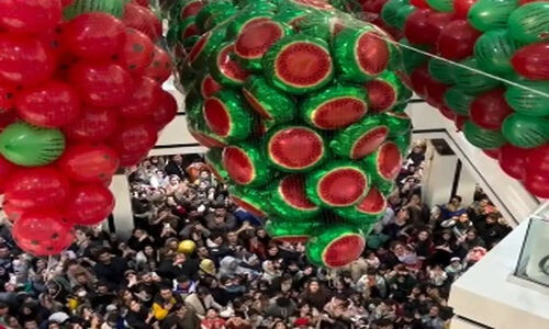 بارش بادکنک‌های یلدایی در دلگشا؛ لحظه‌هایی که همه را شگفت‌زده کرد!