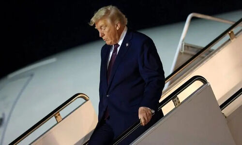حرکت محتاطانه ترامپ از پله‌ها، گمانه‌زنی‌ها درباره سلامت او را شعله‌ور کرد