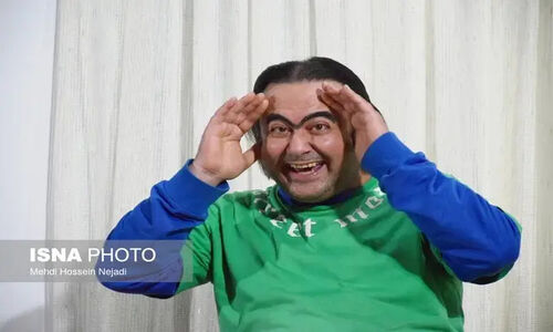 نمایش کمدی «سمیه با من است» در آستارا؛ طنزی که دردهای اجتماعی را به صحنه آورد