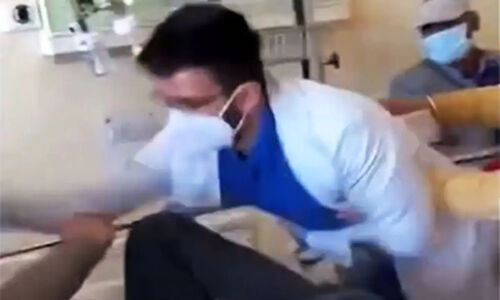 حمله بی‌رحمانه پزشک به بیمار؛ جنجالی که شبکه‌ها را به لرزه درآورد!
