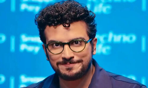 امیر حسین قیاسی با شوخی جذاب بهترین مجری سال شد؛ راز پشت جایزه جنجالی تندیس حافظ