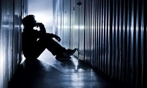 رئیس دادگستری بروجرد هشدار داد: نشانه‌های پنهان خودکشی را جدی بگیرید!