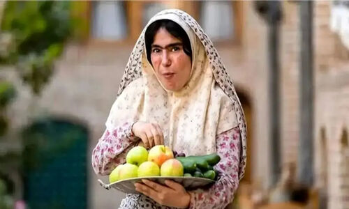 شیدا یوسفی با لباس‌های تابستانی وسط بیابان؛ چهره‌ای کاملاً متفاوت از طاووس سریال «بامداد خمار»