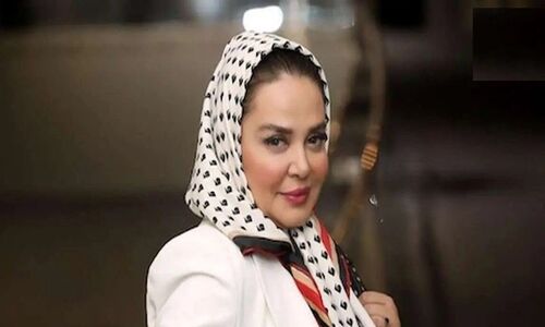 استال شبک بهاره رهنما با پیراهن پر از گل در استانبول