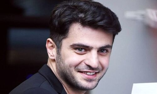 استایل اسپورت و خفن علی ضیا در یک شب رویایی کنار خودروی نوستالژی با رندترین پلاک