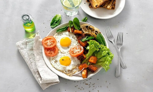 کشف شگفت‌انگیز: بهترین ساعت صبحانه برای کاهش کلسترول بالا چه زمانی است؟