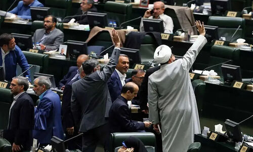 روزنامه قدس: هوچی‌گری‌های مجلس، اقتصاد کشور را در آتش التهاب دلار و طلا می‌سوزاند!