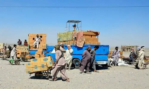 فرماندار میرجاوه: کوله‌بران کلید طلایی رونق اقتصادی بازارچه مرزی هستند!