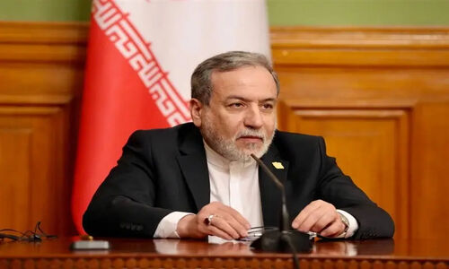 عراقچی وعده حل مشکل مالی قطار سریع‌السیر اصفهان ـ تهران را در جلسه مهم با بانک مرکزی داد