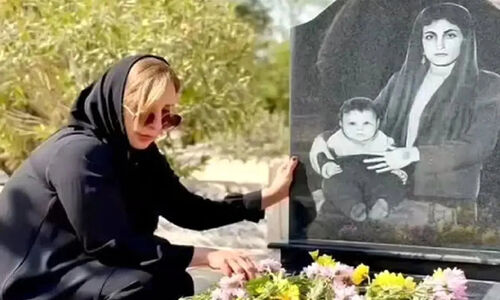 اجرای دلخراش مرجانه گلچین پای مزار عزیزش که اشک‌ها را جاری کرد