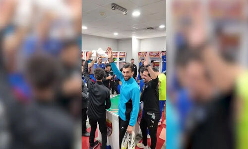 جشن پرشور استقلال خوزستان پس از پیروزی تاریخی مقابل ذوب آهن؛ امیر خلیفه اصل در مرکز توجه!