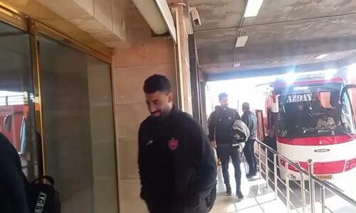 ورود پرهیجان بازیکنان مس رفسنجان و پرسپولیس به ورزشگاه و بازدید ویژه از چمن بازی!