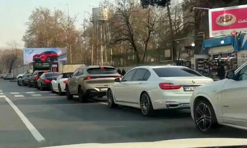 صف حیرت‌انگیز خودروهای لاکچری مقابل پمپ بنزین سوپر ۸۰ هزار تومانی در تهران!