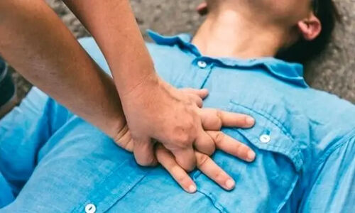 چگونه آموزش CPR خانواده‌ها جان بیماران قلبی را در دقایق طلایی نجات می‌دهد؟