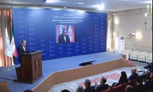 عراقچی: دیپلماسی ایران یک دیپلماسی مقاومت‌محور است/ بر مبنای مقاومت شکل گرفته و بر همین مبنا حرکت می‌کند/ سردار سلیمانی با نگاهی استراتژیک و فراملی، گفتمان مقاومت را از حصار مفاهیم نظری و شعاری خارج ساخت