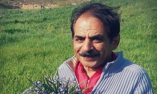 سکانس خنده دار رشید اصفهانی: وقتی می بینه مادرش گوشیشو تو الکل انداخته و میگه ننه این گوشی دیگه الکی شد فردا فیلم مبتذل پخش کرد نیای یقه منو بگیری