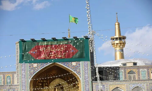 نصب کتیبه های ویژه ولادت امام جواد(ع) در حرم مطهر حضرت رضا(ع)