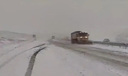 بارش برف و کولاک در محور چناران به سمت قوچان