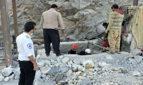 ریزش یک معدن سنگ‌آهن در بافق یزد / محبوس شدن ۲۴ نفر؛ تاکنون ۱۸ نفر از زیر آوار خارج شده‌اند(+عکس)