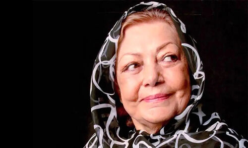 «ثریا قاسمی» در جوانی در آغوش مادرش «حمیده خیرآبادی»