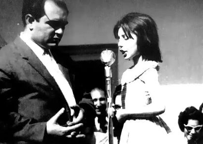 قاب تاریخ| گوگوش 9 ساله و پدرش درحال آوازخوانی در جمع دوستانه؛ 1338