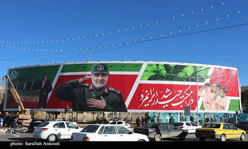 «در مکتب حیدر شد ایرانمرد»؛ بزرگ‌ترین بیلبورد کشور به یاد حاج قاسم