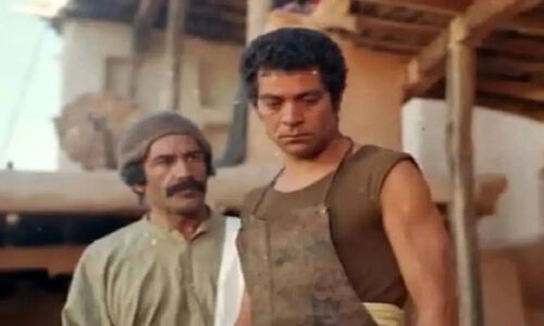 سفر به دهه 30؛ بهروز وثوقی با عبا و عرقچین در تئاتر مدرسه