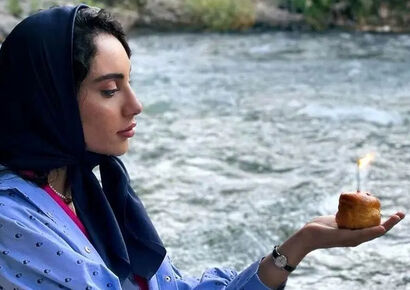 عکس/ خانه باغ زیبای ترلان پروانه، محبوبه سریال «بامداد خمار»، به سبک روستیک یا روستایی با دیوارهایی از جنس نی خیزران و گلدان‌های بزرگ سفالی
