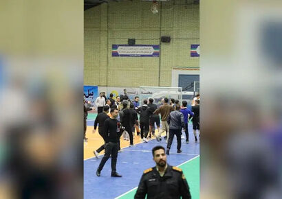 وقتی هوادار پالایش نفت اصفهان به زمین آمد و بازیکن گیتی‌پسند را به فحاشی کشاند!