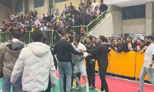 درگیری جنجالی علیرضا رفیعی‌پور با عوامل و هواداران پالایش نفت اصفهان؛ ماجرا از چه قرار بود؟