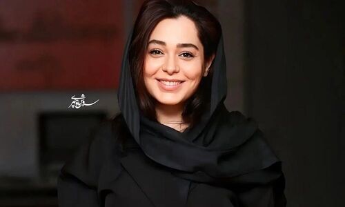 ژست دلبرانه سانیا سالاری در میان شاخ و برگ های سرسبز درختان