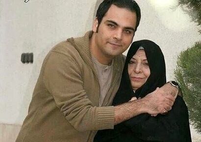 مادر احسان علیخانی: یک بار رفته بودیم مزرعه پدرش؛ آن جا چند تا مرغابی کوچک با مادرشان زندگی می کردند، تا من کیفم را زمین بگذارم ،احسان کله یکی از مرغابی ها را کَند، نگران آینده اش شدم