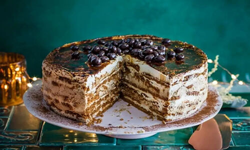 طرز تهیه کیک یخچالی موز و گردو در چند دقیقه
