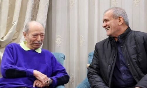 نگاهی به دکوراسیون خانه علی نصیریان در شبی که میزبان پزشکیان و دخترش بود؛ از مبلمانی همرنگ با فرش تا پذیرایی با هندوانه و زولبیا بامیه همراه با آوازخوانی آقابزرگ سینما برای رئیس‌جمهور