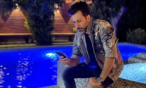 نگاهی به چیدمان خونه مجردی شاهانه و مجلل «مجید واشقانی»/ از استخر و مبلمان مدرن تا دکوری‌های هنری و کتابخانه پر از کتاب