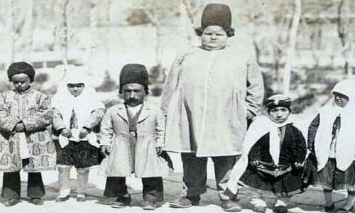نوه ناصرالدین‌شاه با هشت غلام آفریقایی؛ عکس بهرام میرزا پسر ظل‌السلطان