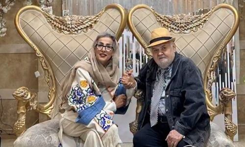نگاهی به چیدمان منزل شاهانه و مجلل «اکبر عبدی» کمدین نوستالژی و همسرش/ از مبلمان سلطنتی و مدرن تا چراغ های سنتی و کتابخانه پر ار کتاب